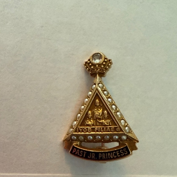 Gold and Pearl Past Jr. Princess pin